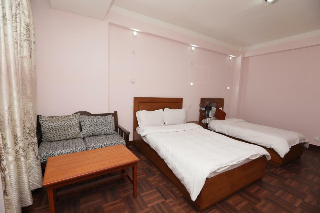 Famous House Kathmandu Hostel Екстериор снимка