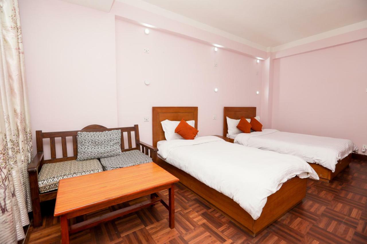 Famous House Kathmandu Hostel Екстериор снимка